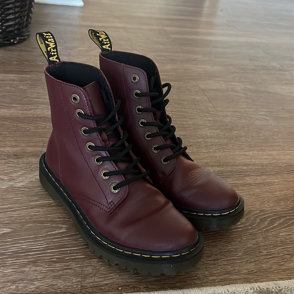 Dr. Martin’s leather lace up boots in burgundy for women!